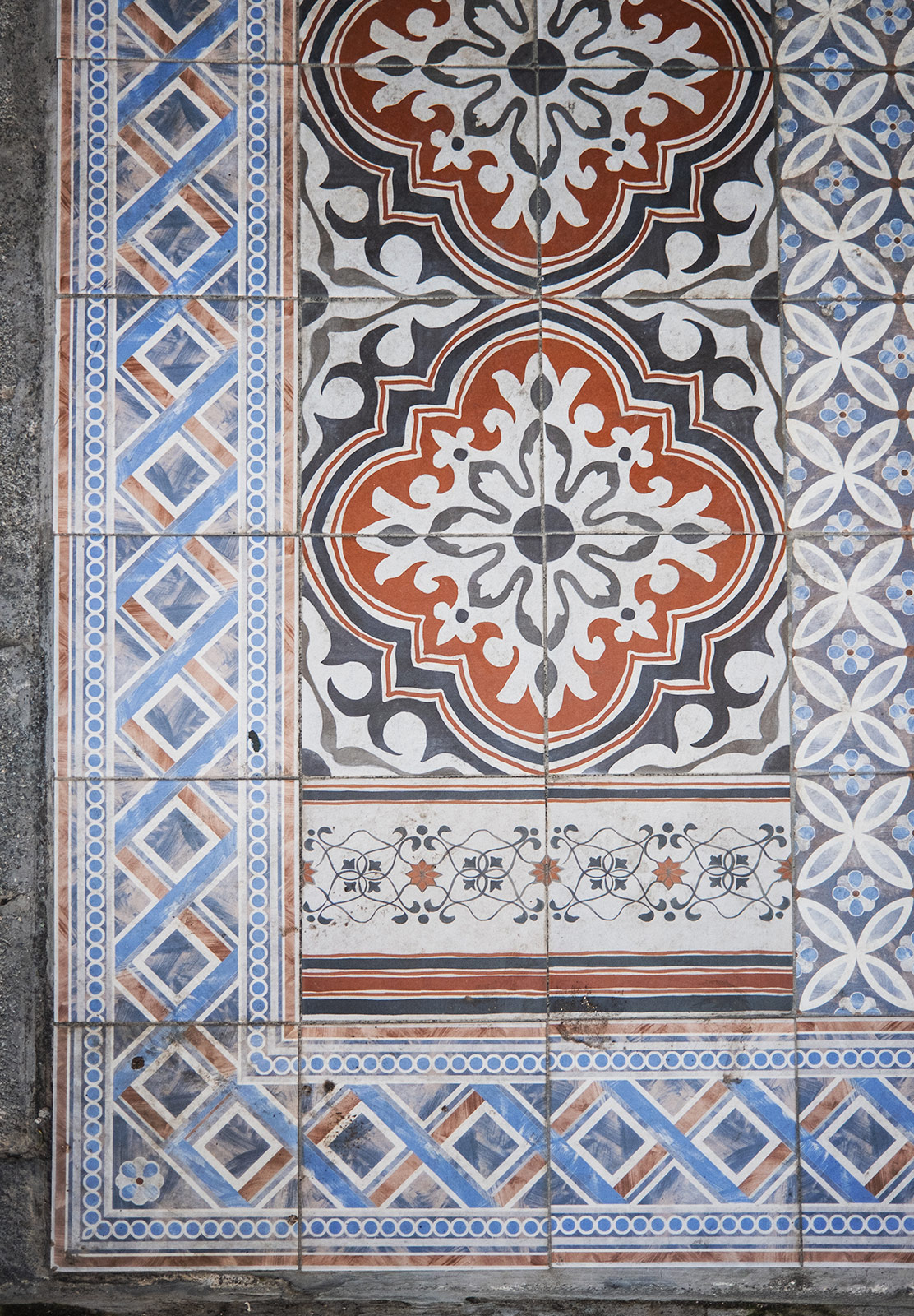 Decorative tile arrangement