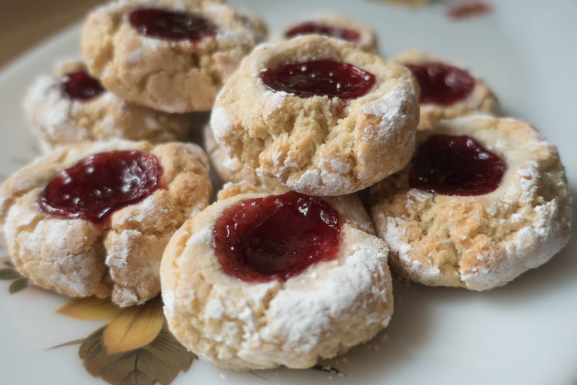 Almond cookies with jam