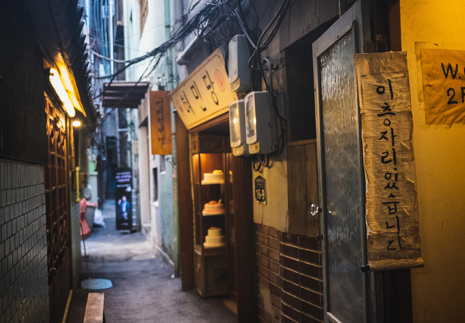 Narrow alley with Korean sign
